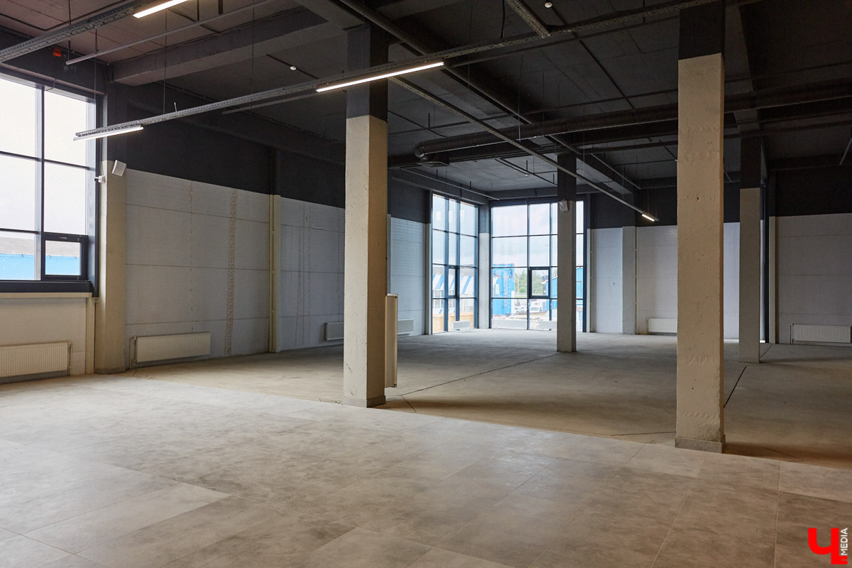 Ориентир на экономику впечатлений заставляет бизнес искать нестандартные подходы для привлечения трафика. Покупателям важна продуманность пространства. Именно по таким принципам работает торговый комплекс «Подкова». Современный мегамолл товаров для ремонта и стройки предлагает партнерам новые возможности и создает нужную атмосферу для покупателей.