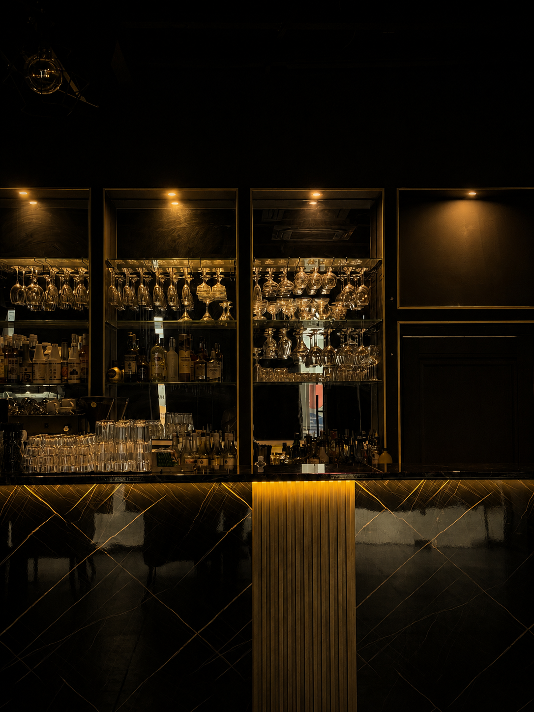 Премиальный бар с золотой подсветкой и коллекцией бокалов