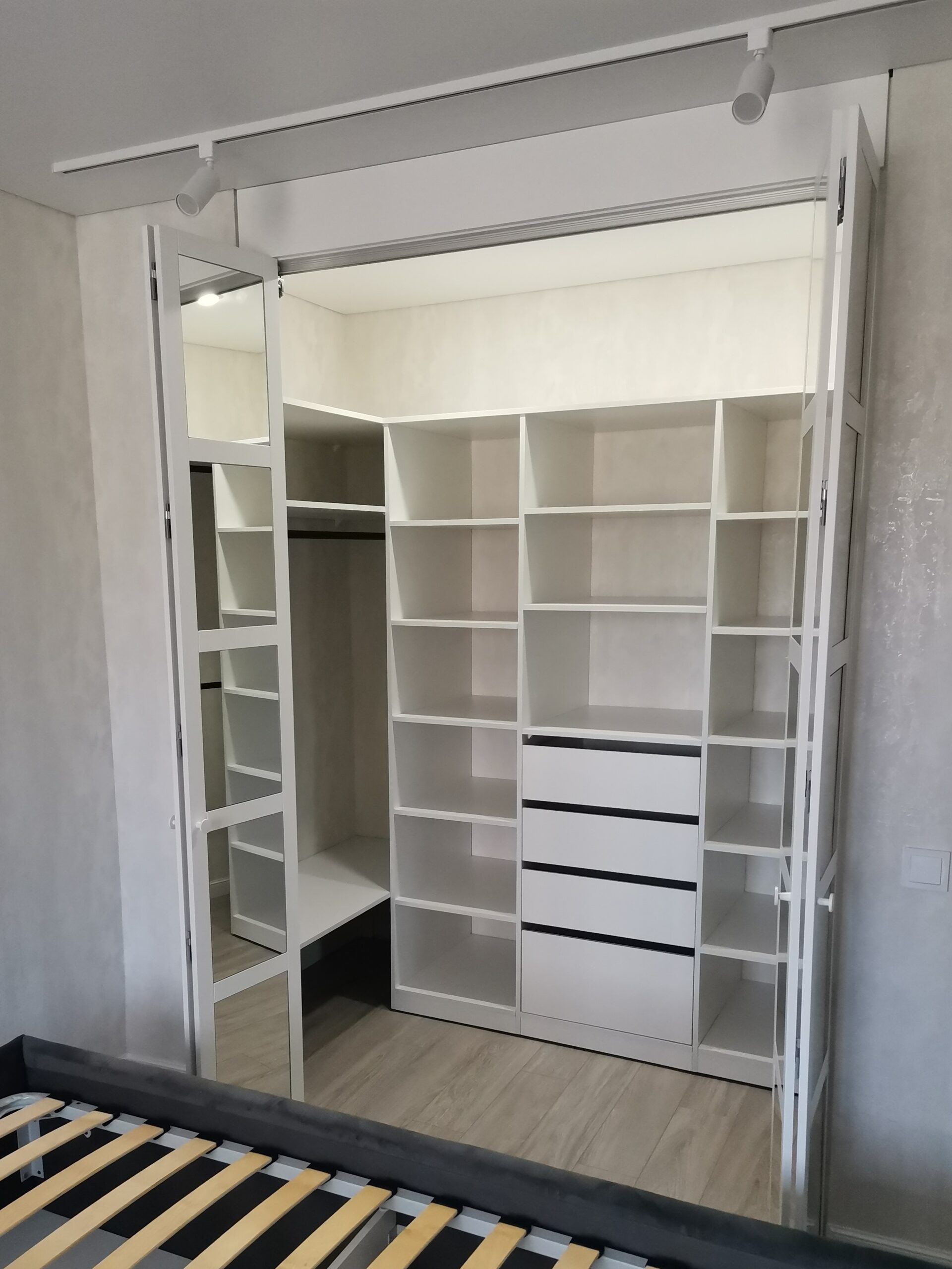 Гардеробная спальня шкаф купе на заказ распашной, наполнение