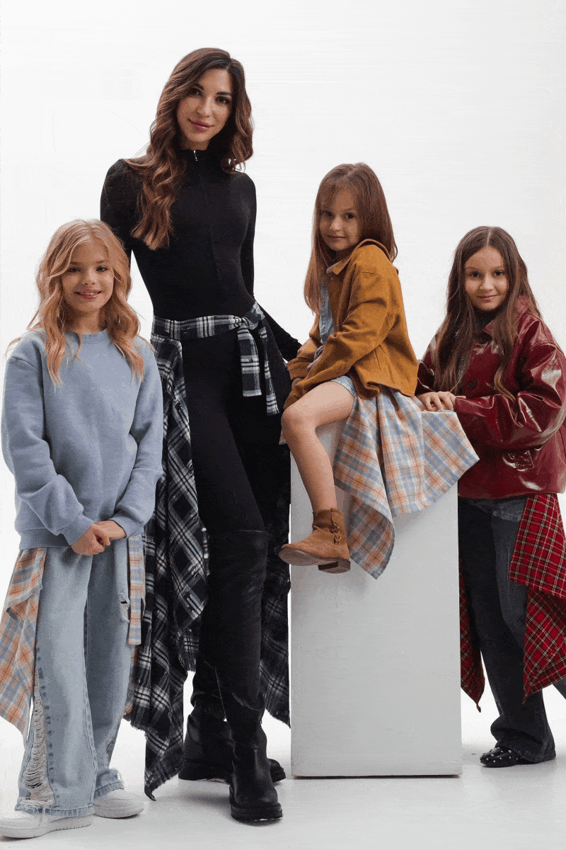 девушка-модель в красном платье