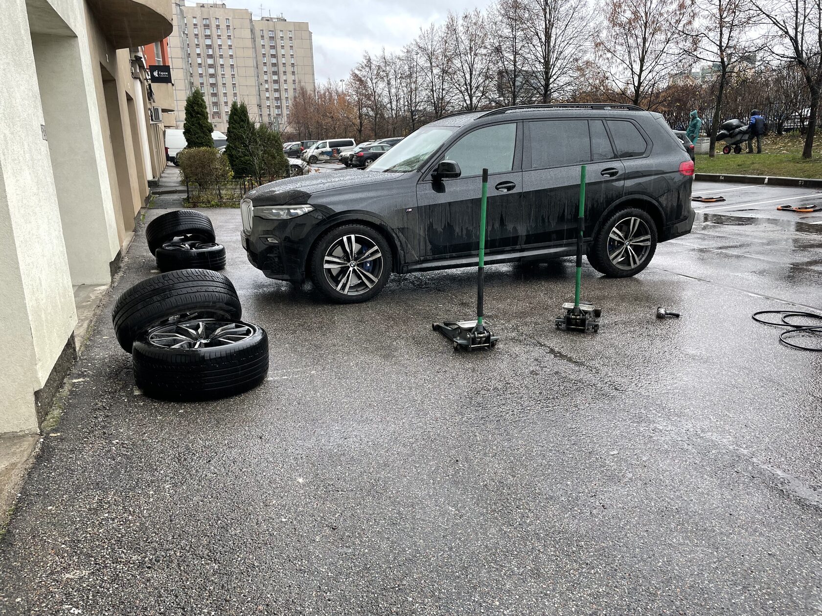 Мобильный шиномонтаж реклама. Выездной шиномонтаж мастера. Выездной шиномонтаж для грузовых автомобилей. Техпомощь на колесах. Шиномонтаж помощь на дороге.