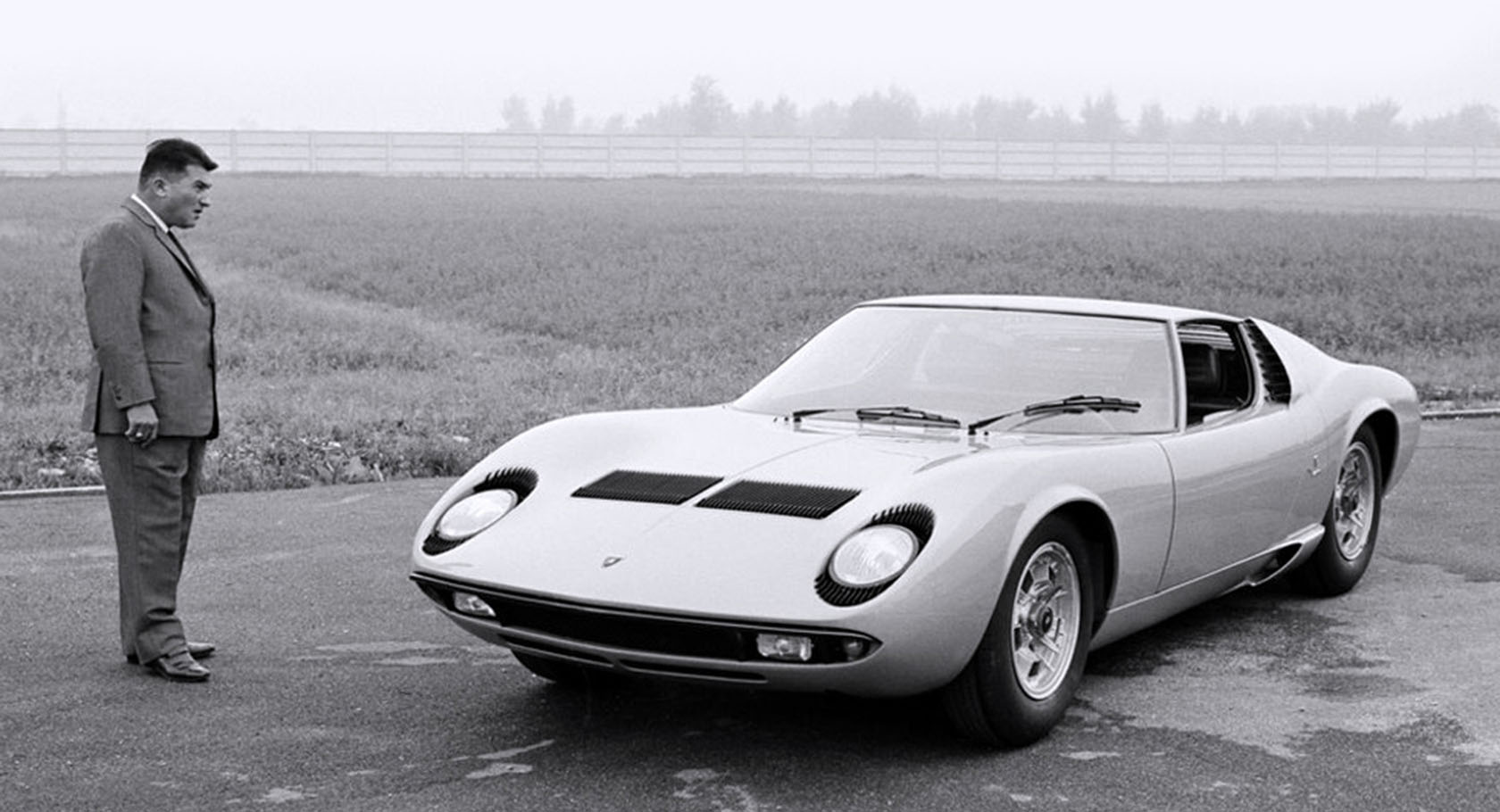 Ферруччо ламборгини. Lamborghini Miura 1966. Lamborghini Miura. Lamborghini Ferruccio машина.