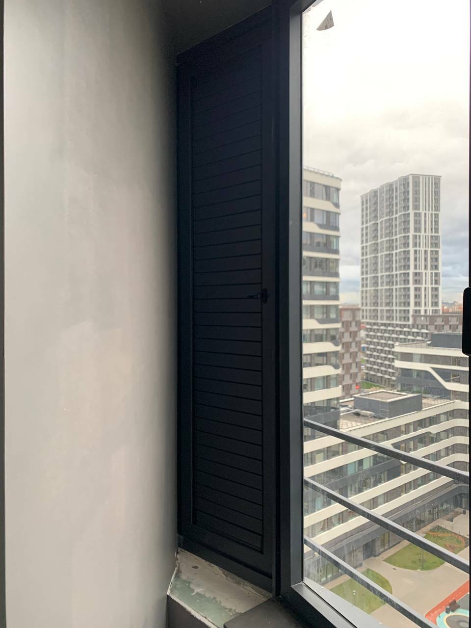 Замена стеклопакета на регулируемую вентрешетку на балконе