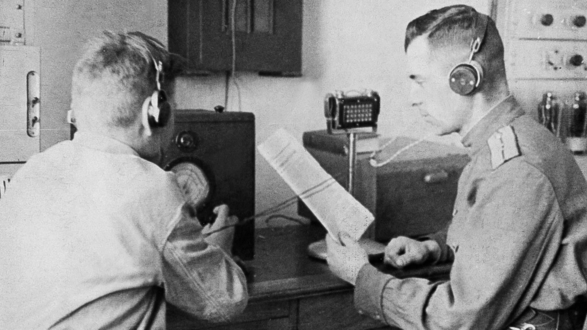 Офицер службы ЗГТ за работой. Праздник 13 ноября День службы защиты государственной тайны.