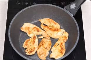 Приготовление салата «Цезарь» с курицей и сухариками: шаг 5