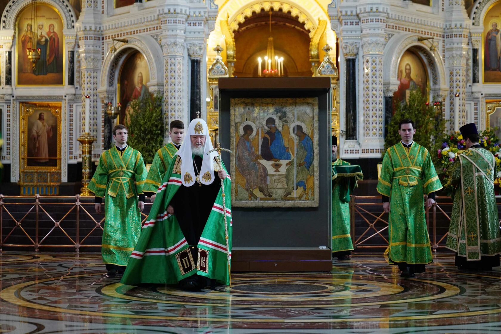 Троица Церковь люди посещение