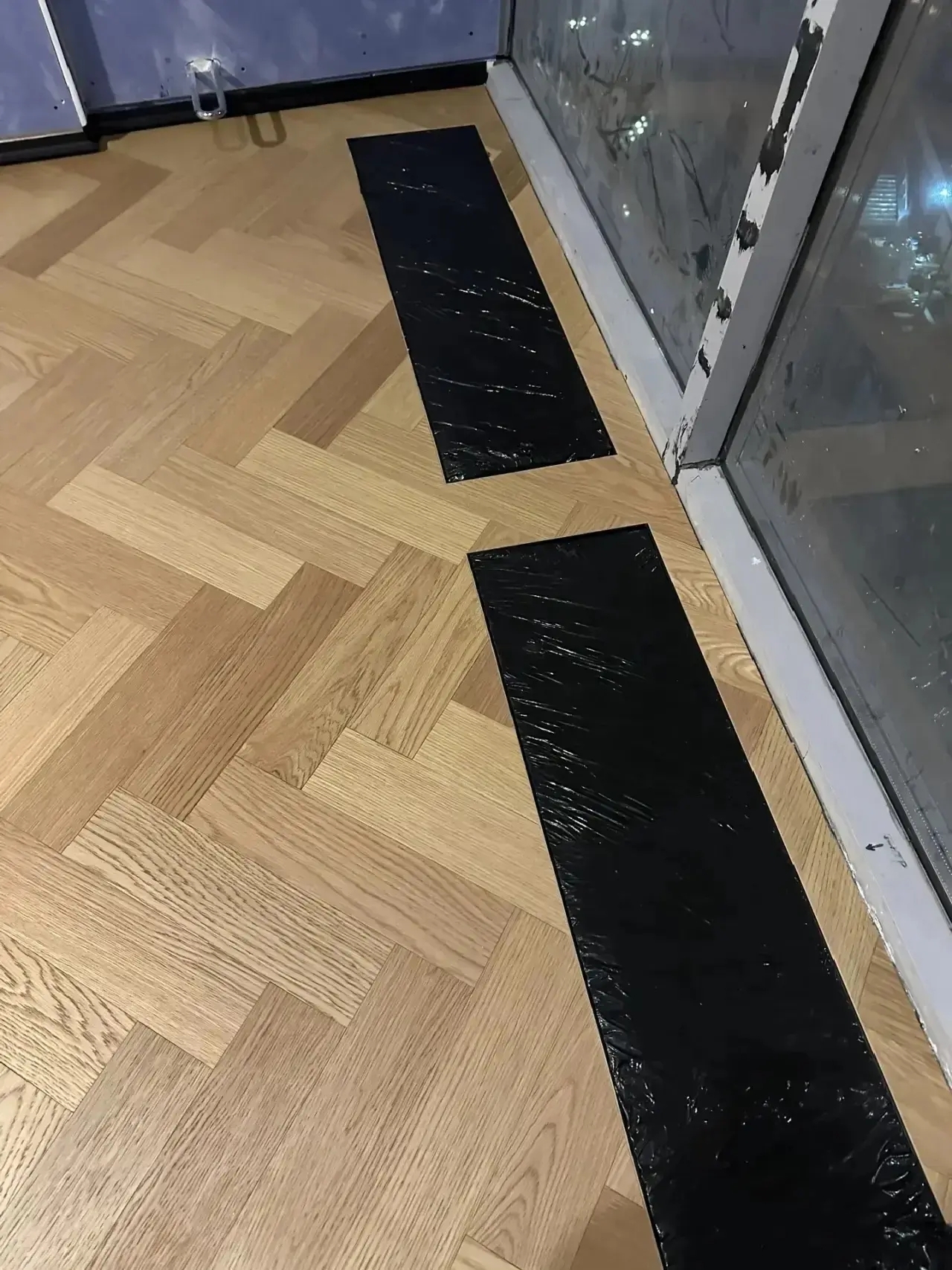 защита напольного покрытия консервация паркета пленкой