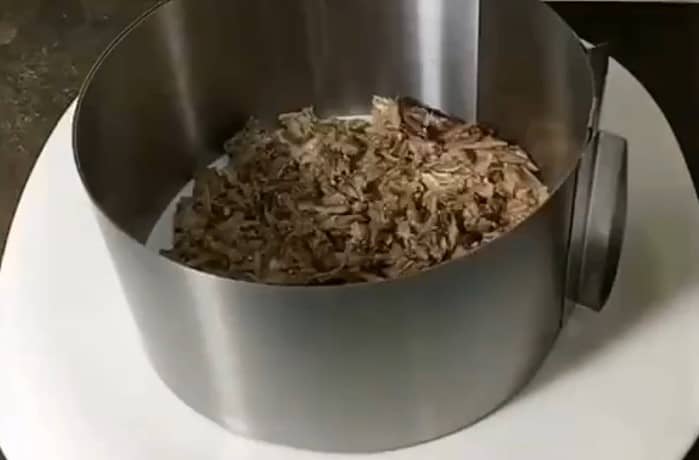 Приготовление слоёного салата со шпротами и свеклой: шаг 2