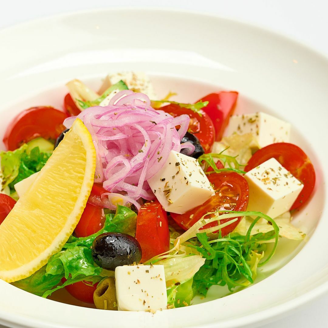 Паста фетакса и помидорами. Греческий салат. Салат с фетаксой. Канапе греческий салат.