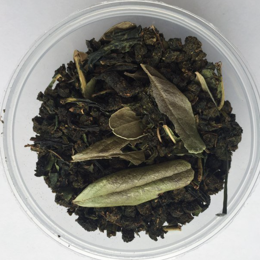 Заваривать свежие листья. Чай брусничный лист. Чай из брусничного листа. Чай из листьев брусники. Брусника лист.
