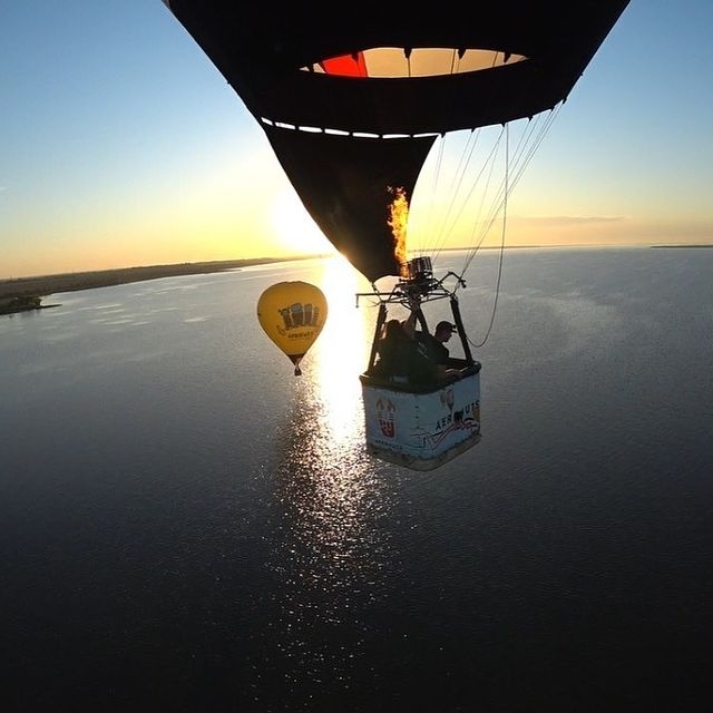Воздушный шар над рекой