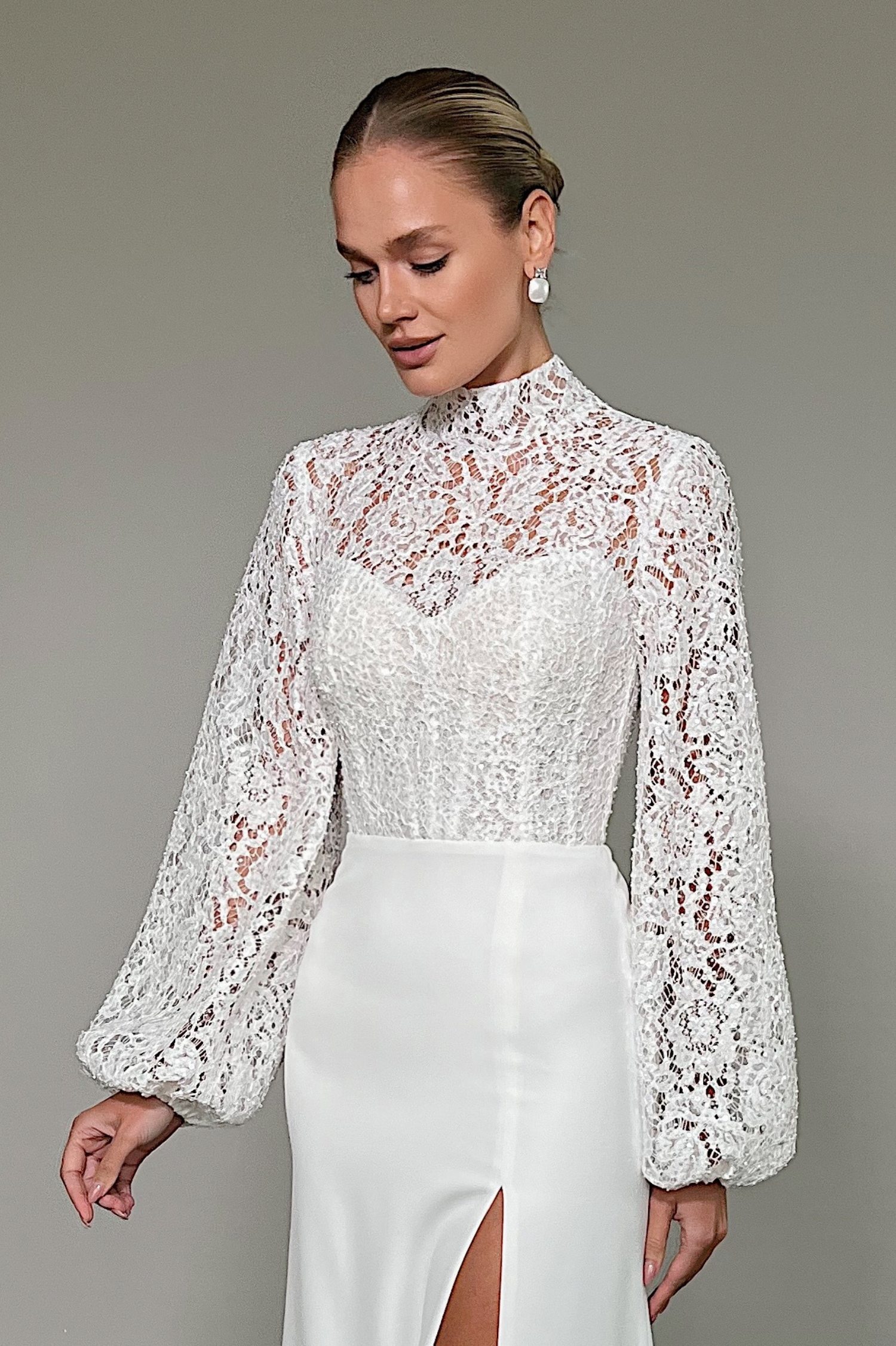 Прямое кружевное свадебное платье DORO с рукавами