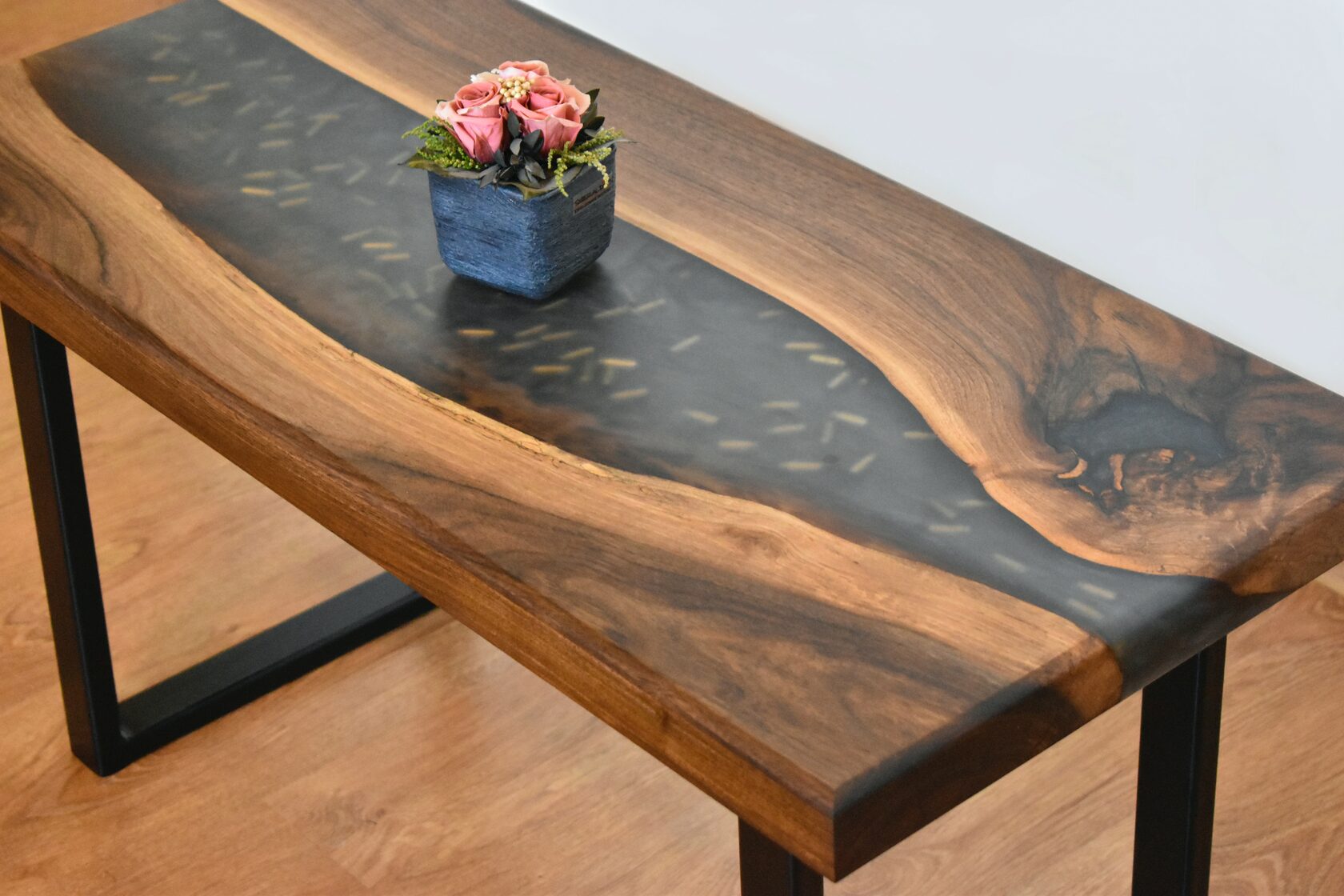 Каким лаком покрыть деревянный стол?