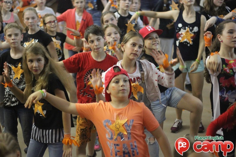 Планета английского лагерь. Pe Camp лагерь Челябинск. PLANETENGLISH Camp, Челябинск. Планета Инглиш Челябинск лагерь. English Planet лагерь.