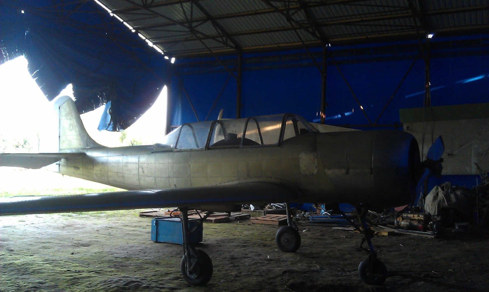 Смывка старой краски с самолета Як 52