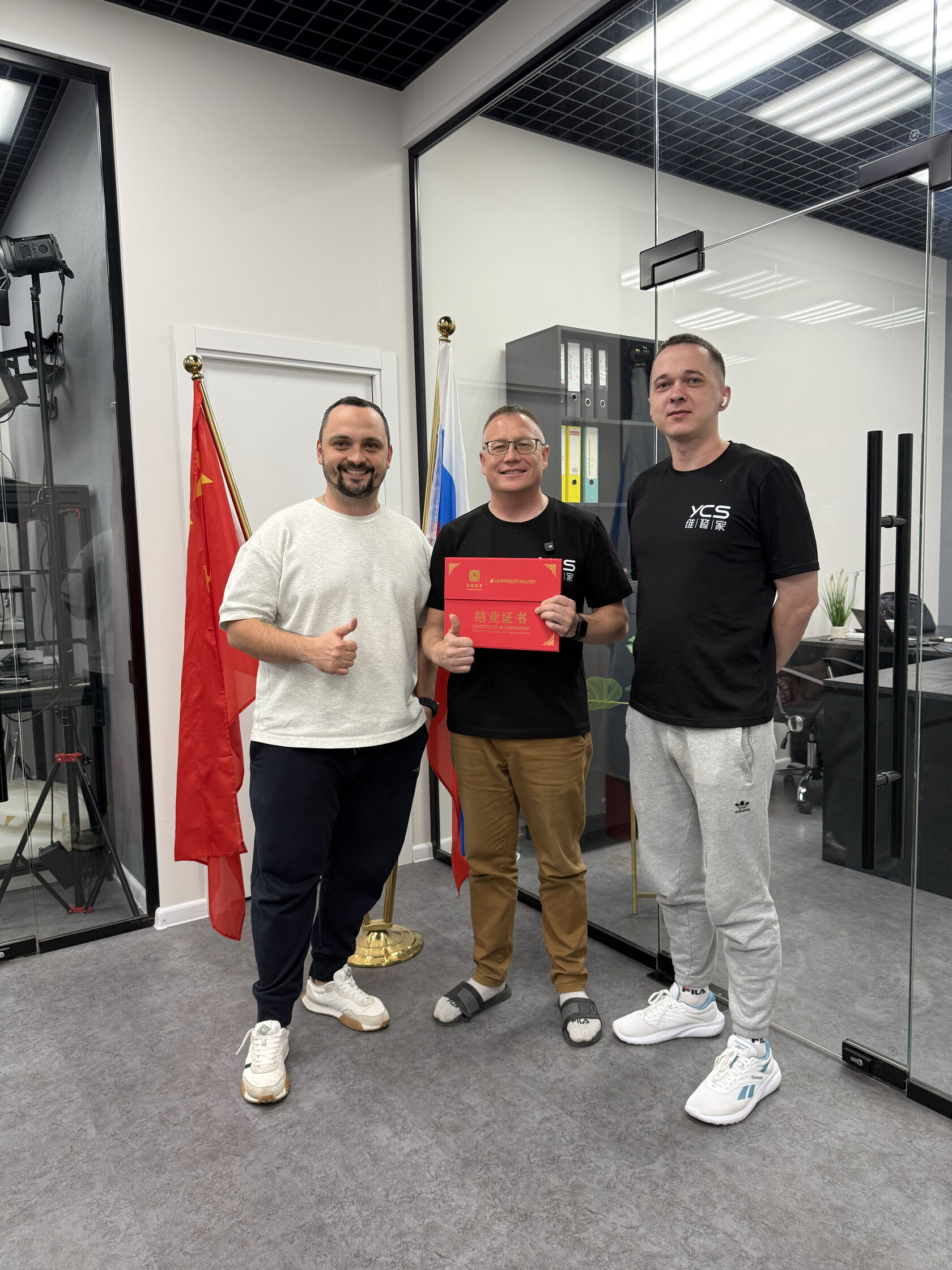 Выпускник с сертификатом и преподавателями