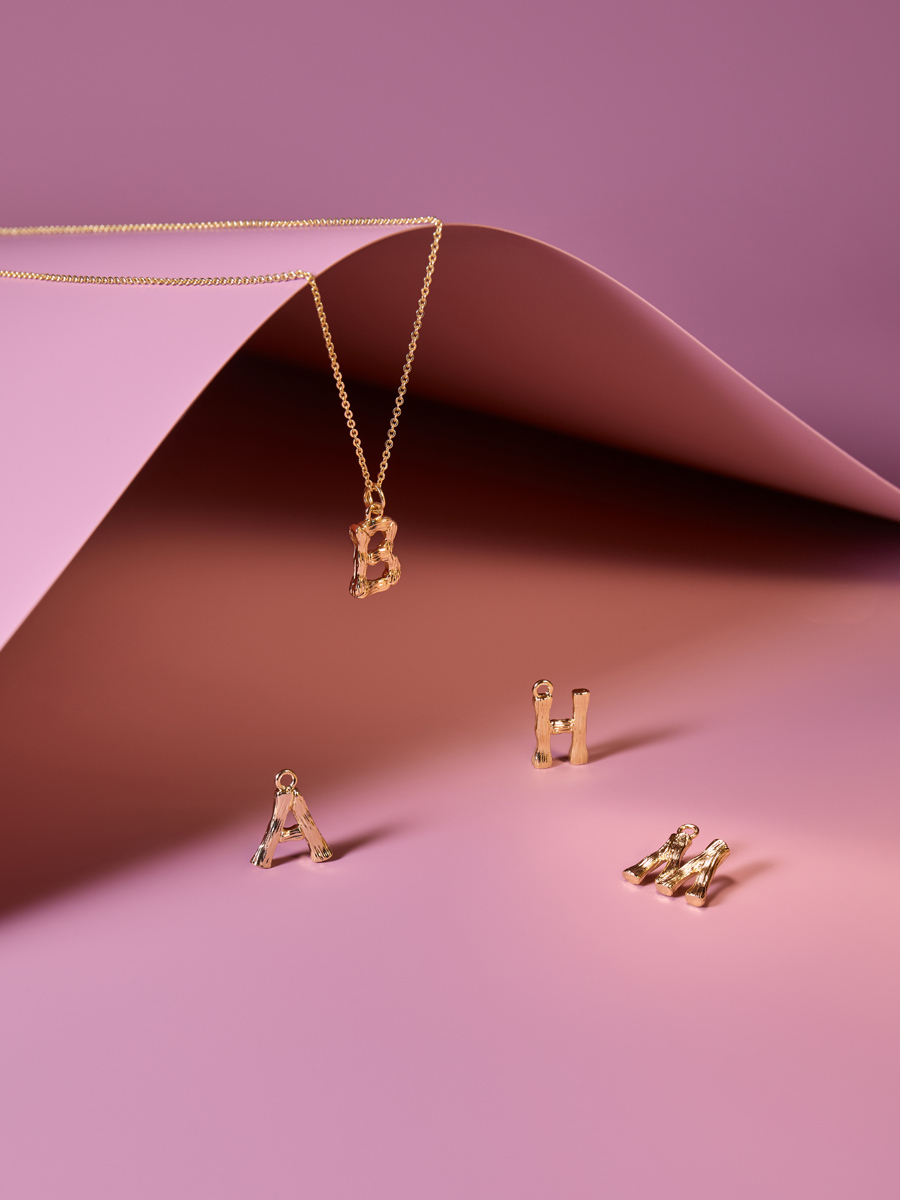 подвеска с буквами на розовом фоне съемка