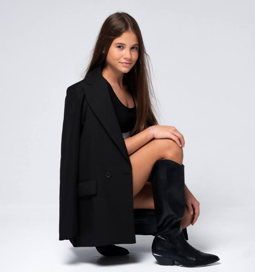 девушка-модель в красном платье