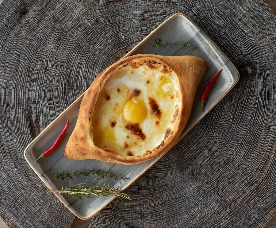 Хачапури по-аджарски с сыром и яйцом