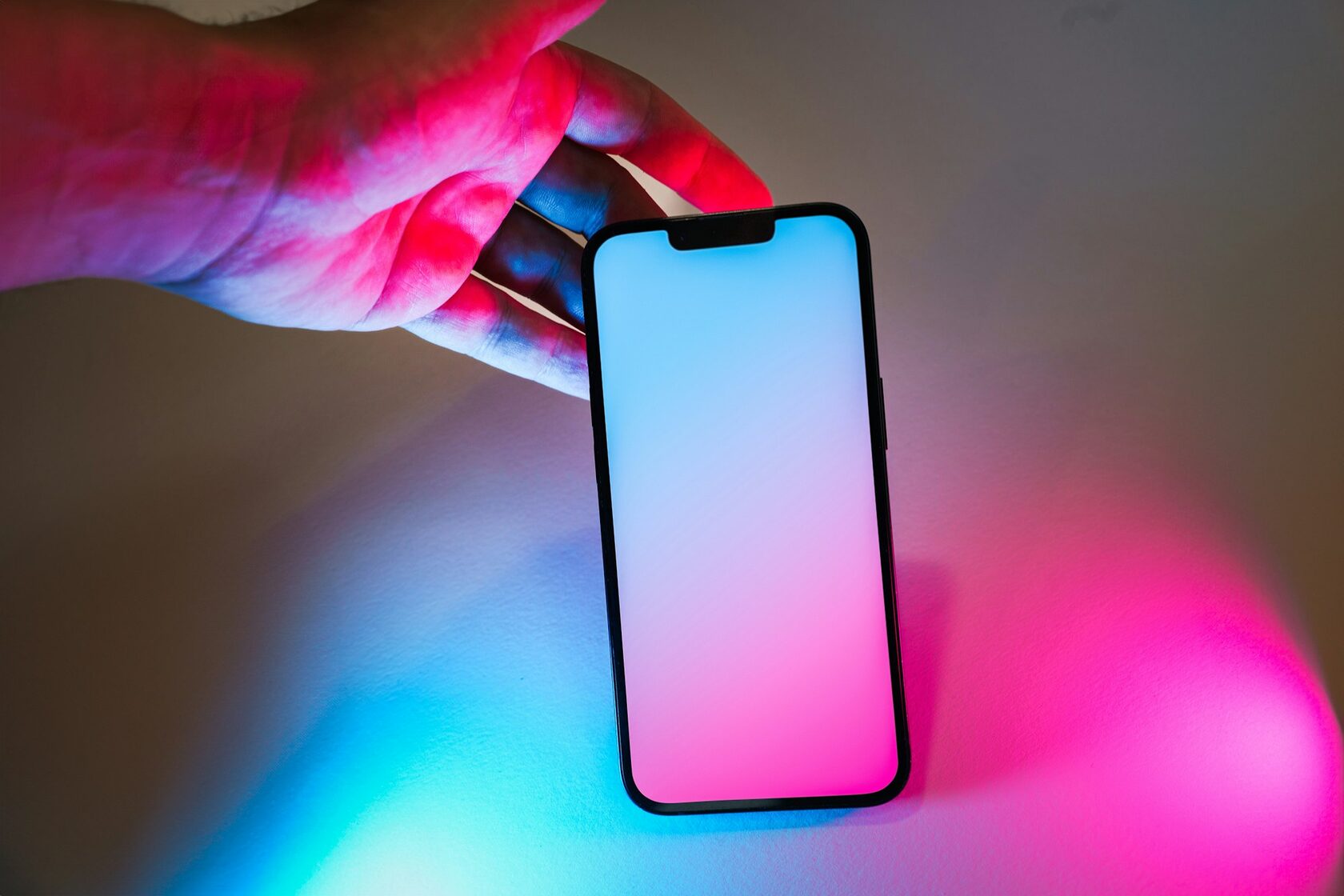 RGB неон и смартфон