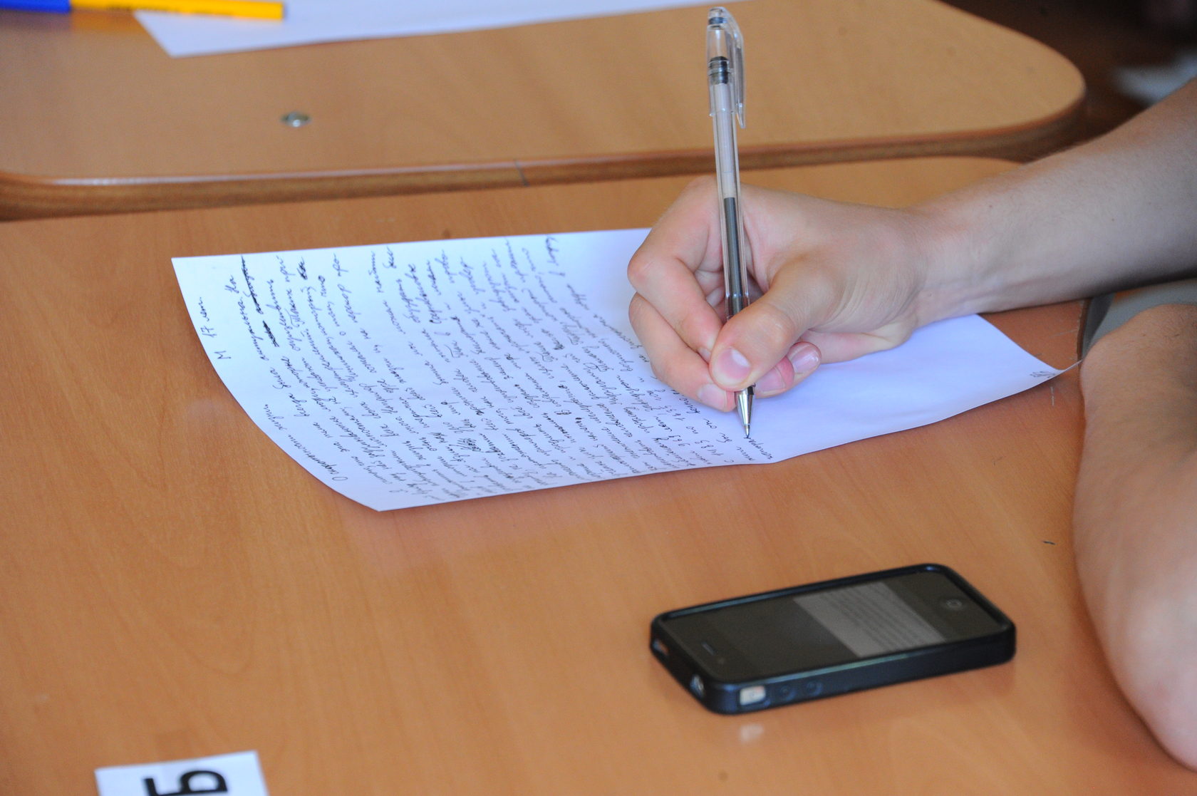 Как и где найти темы по итоговому сочинению. Двойной листок на парте. Двойной листок на парте. Итоговое сочинение хабаровский край. Парта с листком.