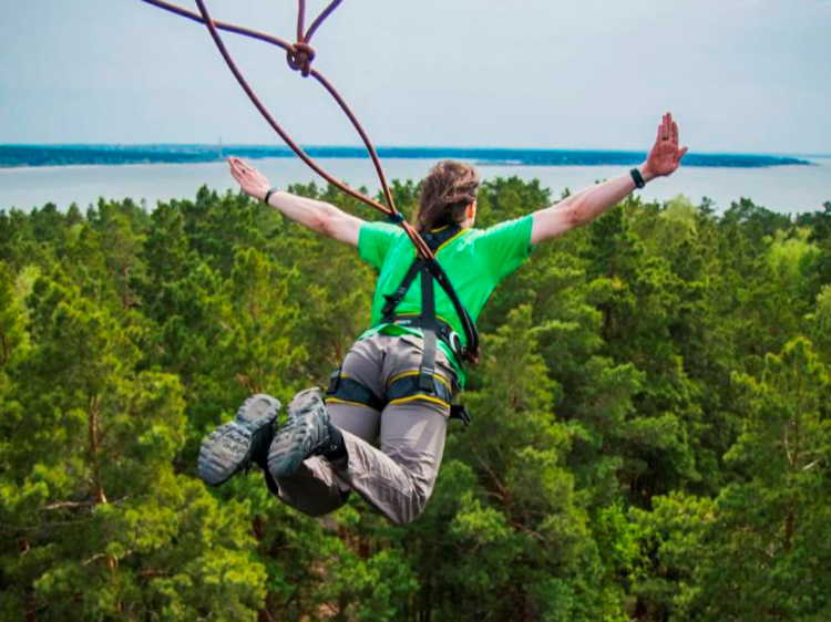 фото парня и девушки на романтическом свидании в публичном месте