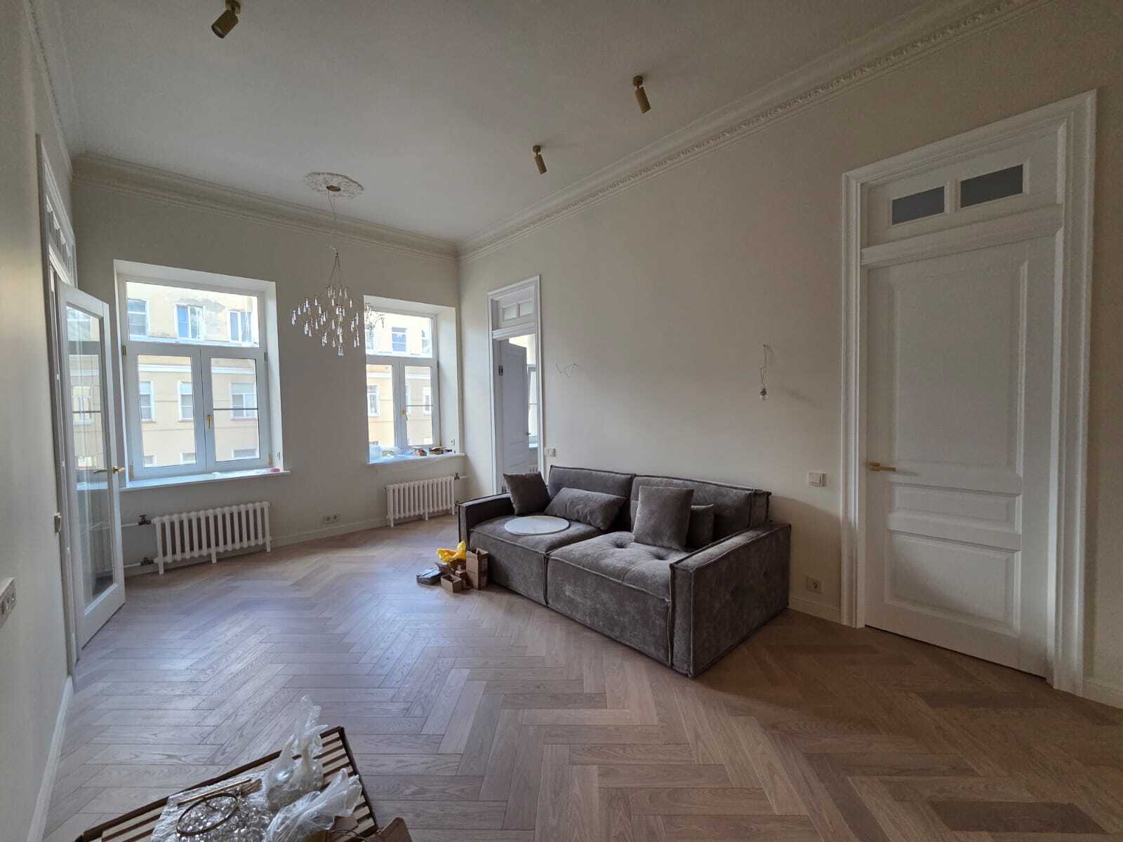 Светлая гостиная в историческом доме: английская ёлка Lab Arte Angle, дуб Select Blond, лак, 500×110×14/3 — 40 м². Ровный тон без сучков, мягкий матовый блеск, визуально расширяет пространство. Доступно в Parket Brothers, СПб — образцы в салоне, доставка по РФ.