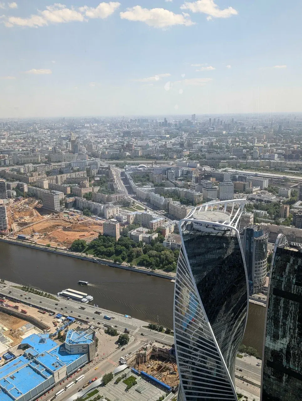 Вид на Москва-Сити и реку с высоты