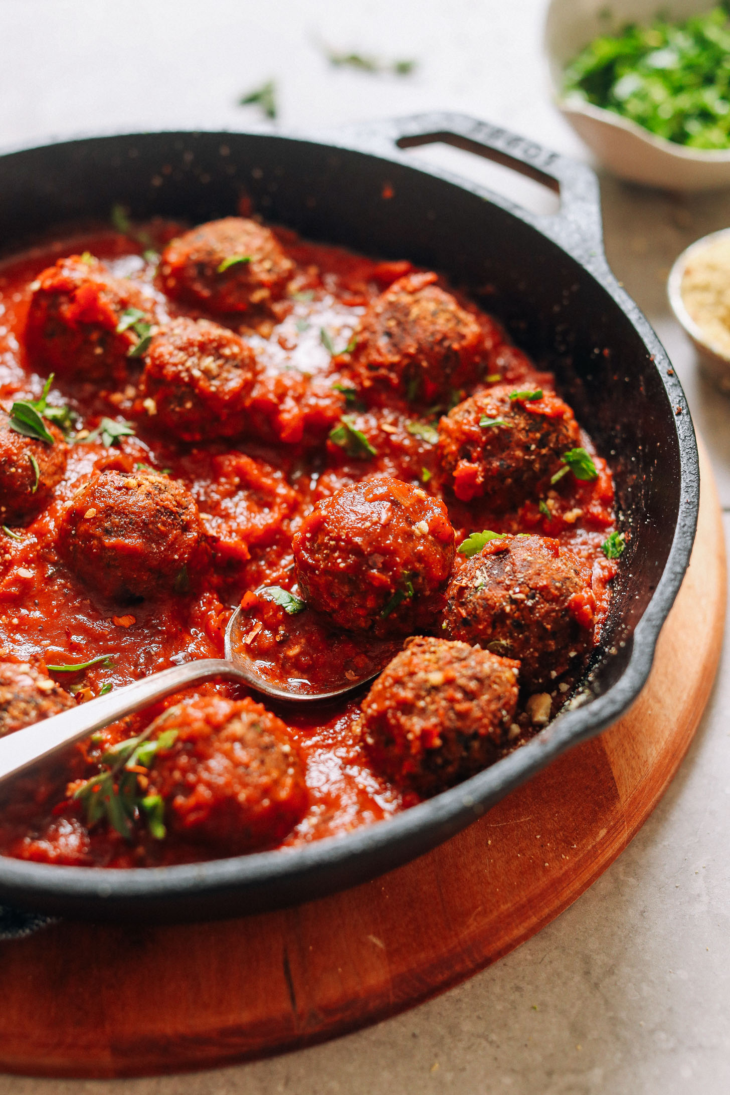 Мясо с томатами рецепт. Лесковац Meatballs. Тефтели с рисом в томатном соусе. Мясные тефтели с подливкой. Мясные Ёжики в томатном соусе.