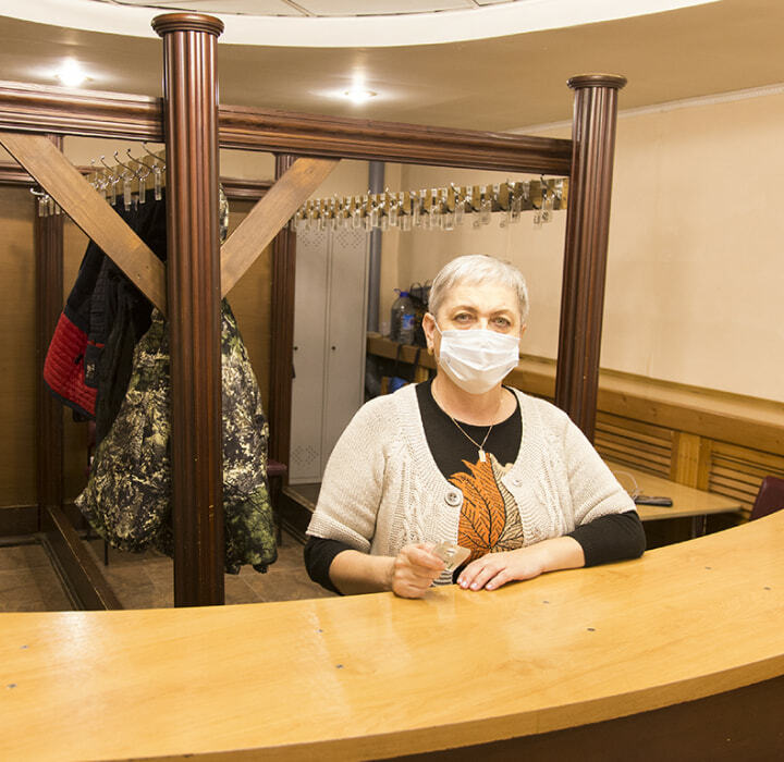 Сотрудница гардероба Краеведческого музея 