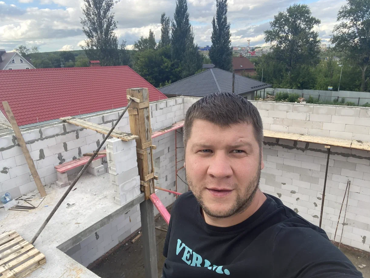 Максим — руководитель бригады, строитель домов из газобетона