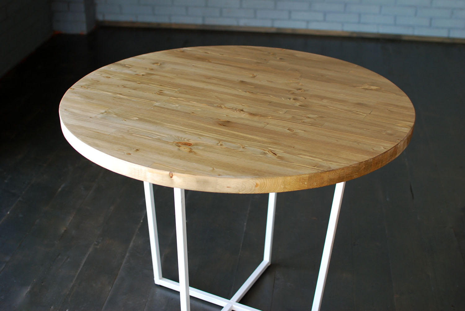 круглый стол для кухни из дерева