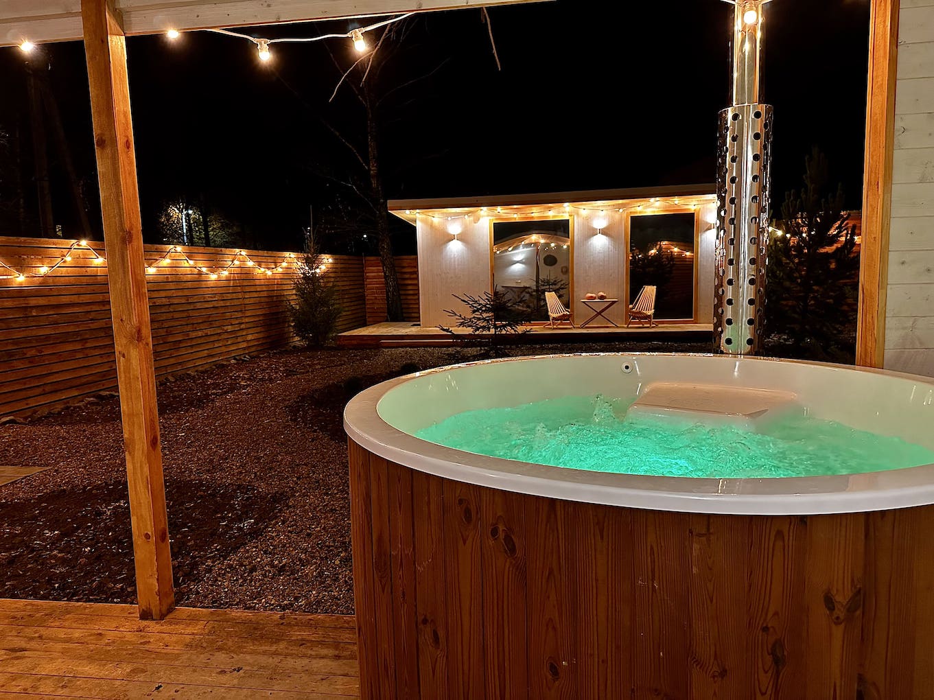 Вечерняя купель фурако под открытым небом в Aframe Happy — особенный ритуал для Дня всех влюбленных