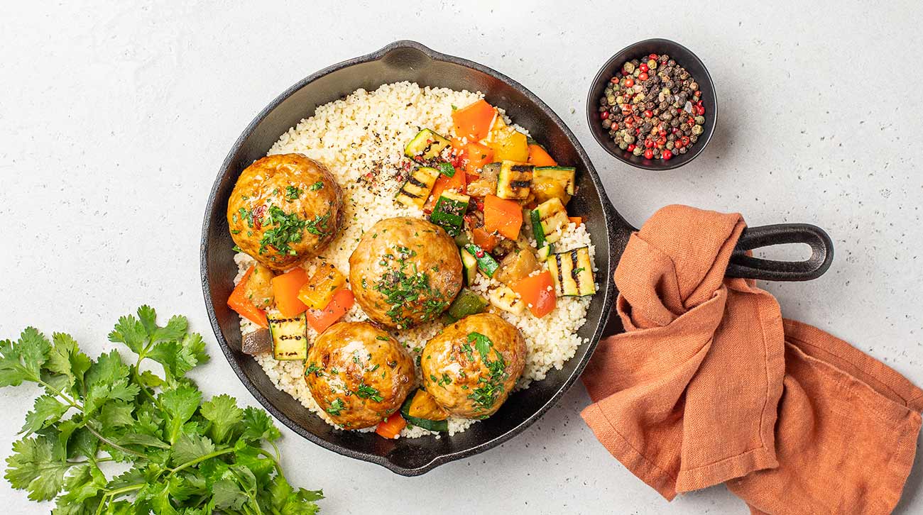 Пряные митболы с овощами гриль и соусом Али-Оли