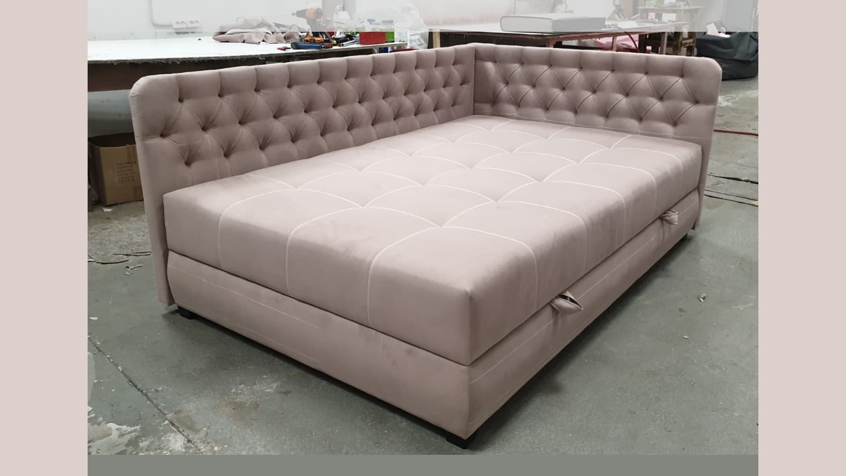 Тахта угловая «Оливия» левая с каретной стяжкой по спинкам в розовом велюре