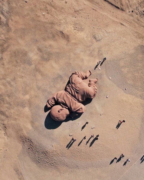 Дитя земли скульптура в пустыне