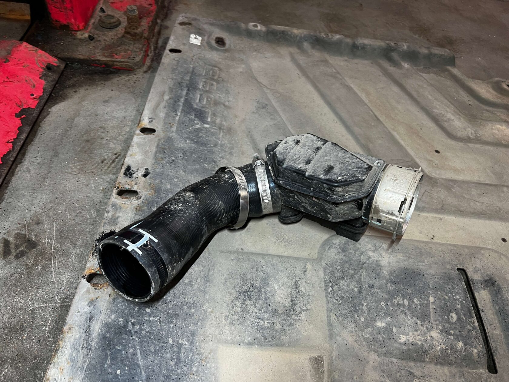 Для обслуживания переднего редуктора требуется снятие патрубка интеркулера