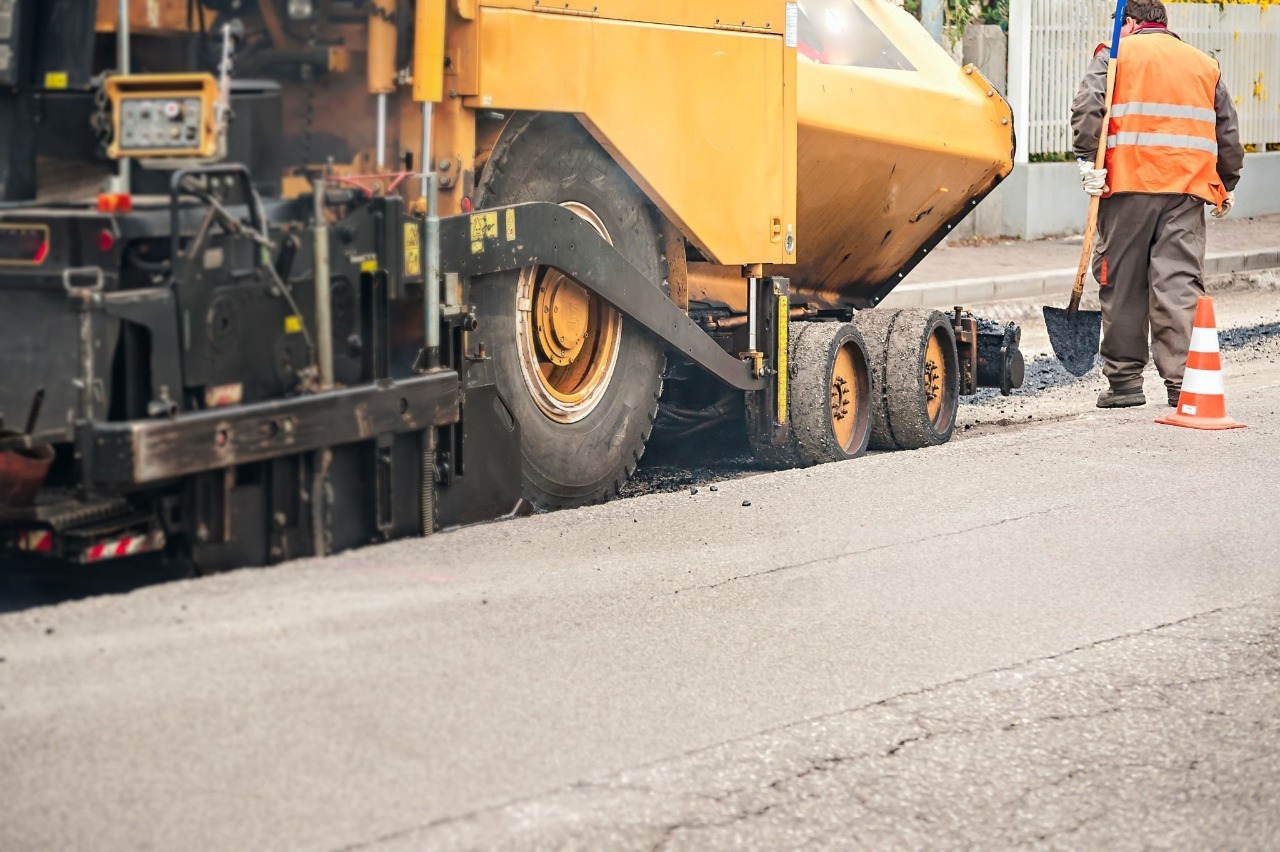 процес на асфалтиране на паркинг къде ще бъде голямо натоврване