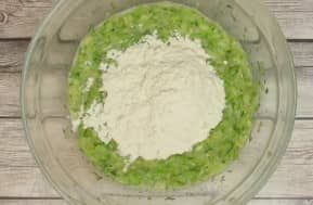 Приготовление оладий из кабачков на сковороде с чесноком: шаг 10