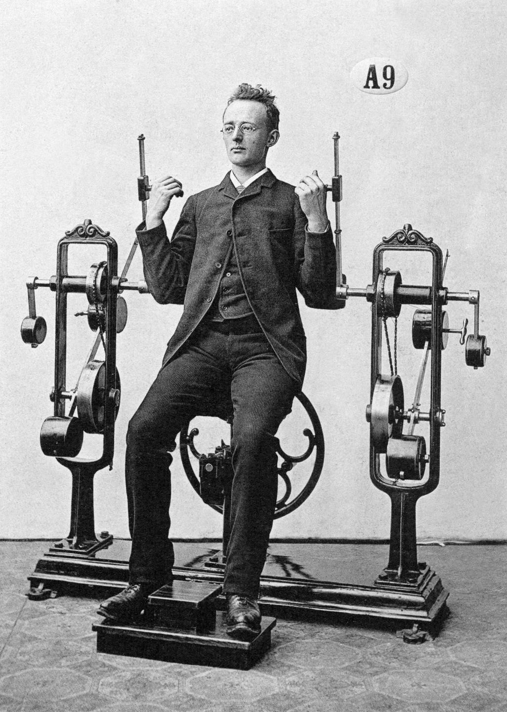 Тренажёр для бицепсов. «Медико-механическая гимнастика  доктора Г. Цандера» (Dr. G. Zander’s  medico-mechanische Gymnastik), 1892 г.