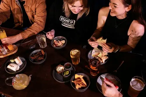 Комик выступает на сцене стендап-клуба в Воронеже, смеющиеся зрители