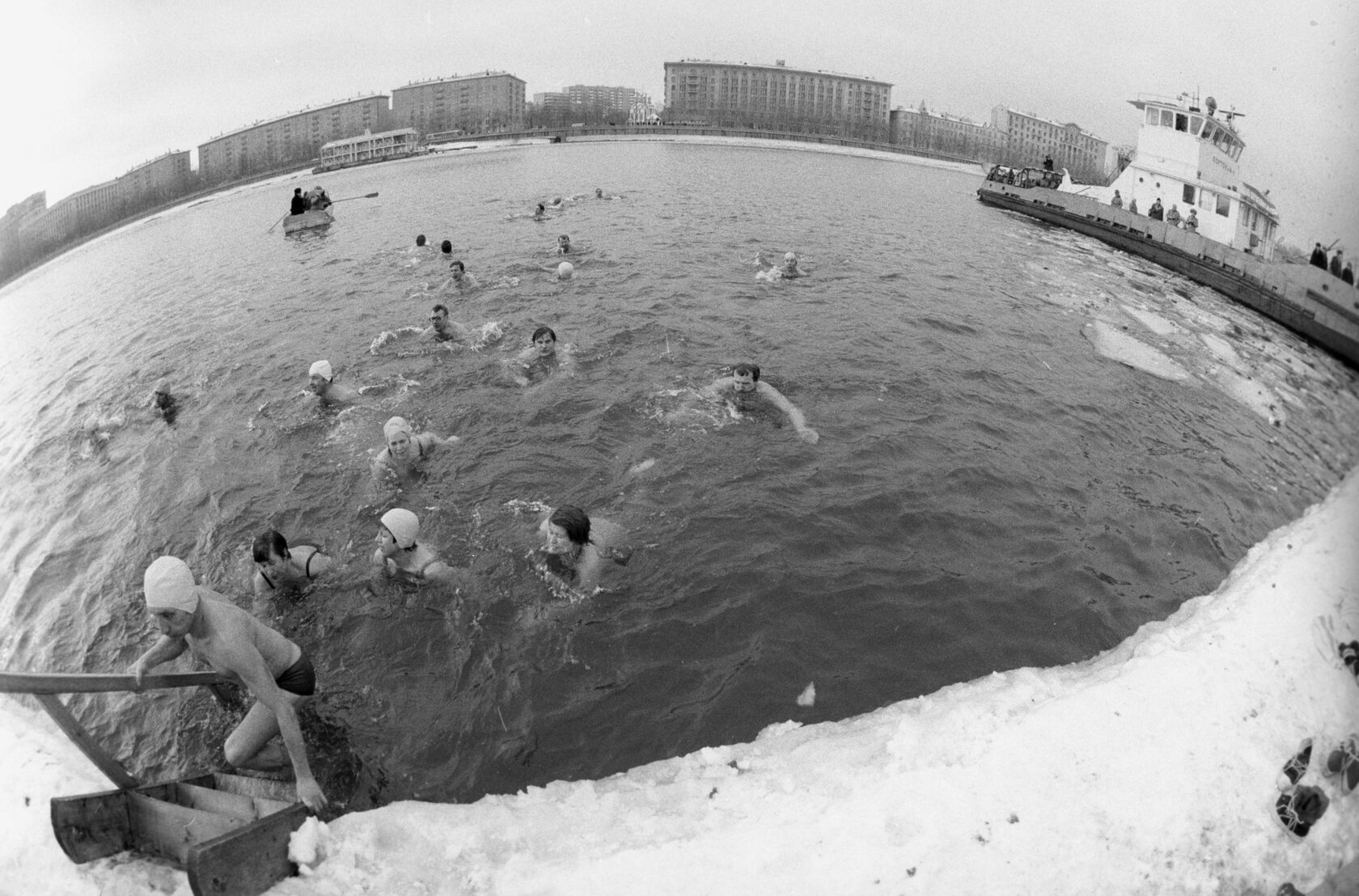 Купание в москве реке