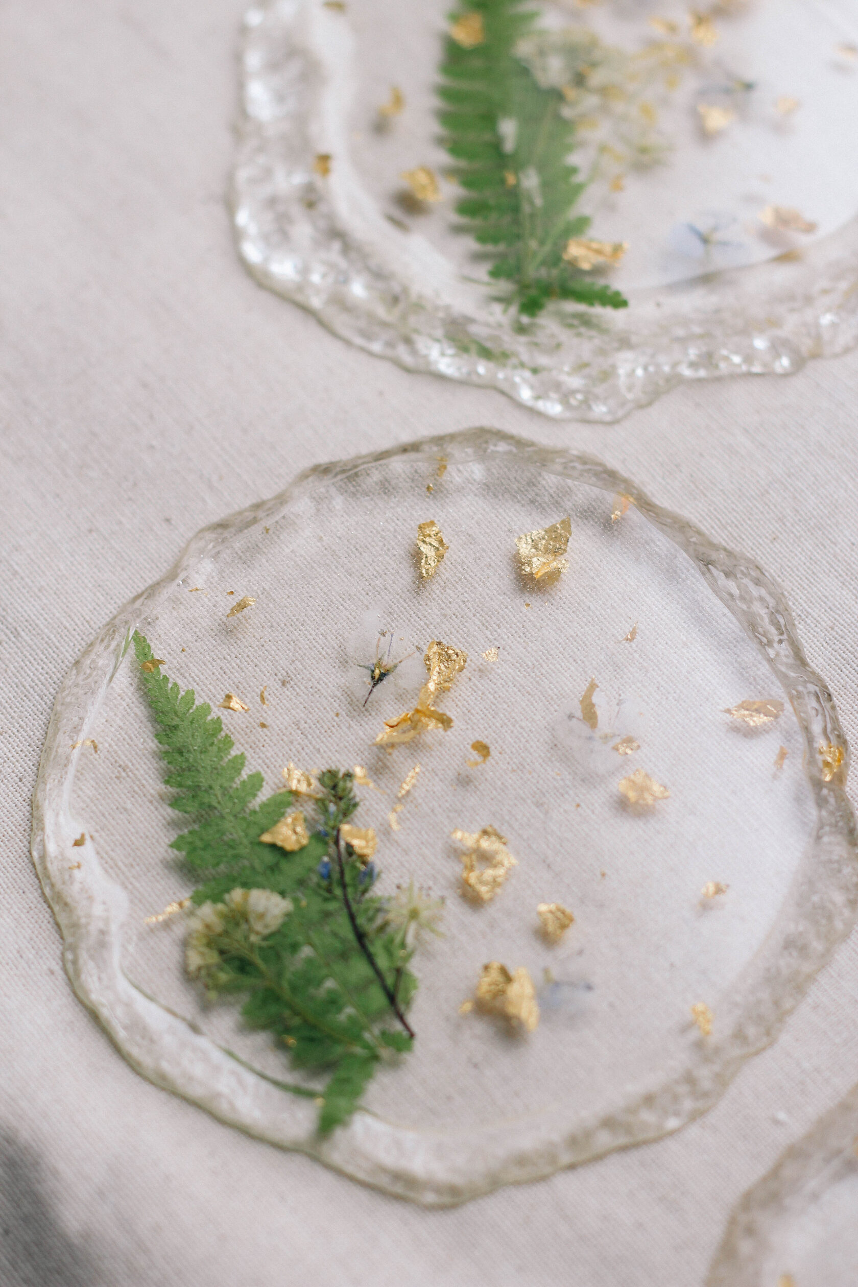 Подстаканник круглый из эпоксидной смолы с натуральными растениями