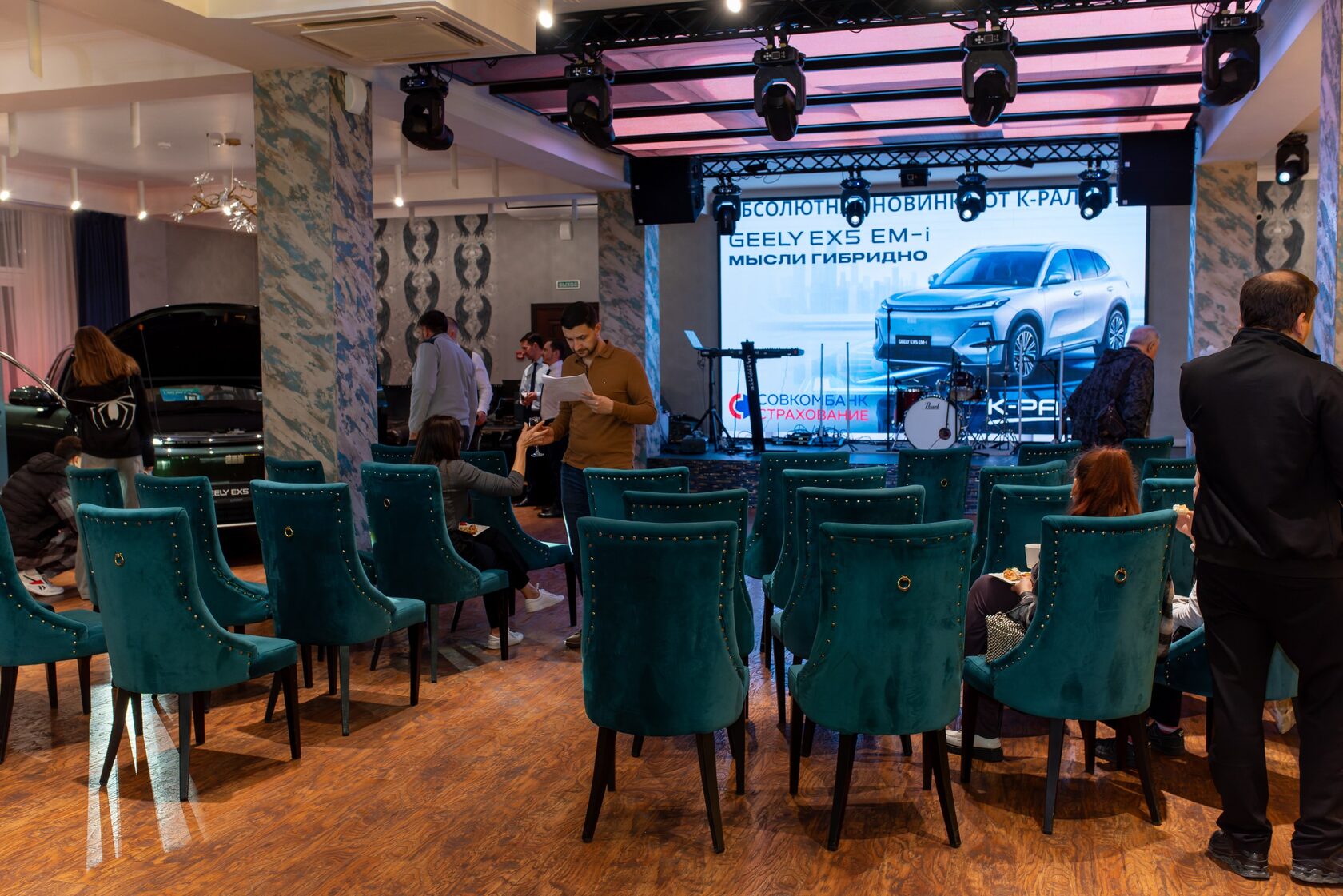 Гибрид Geely EX5 EM-i