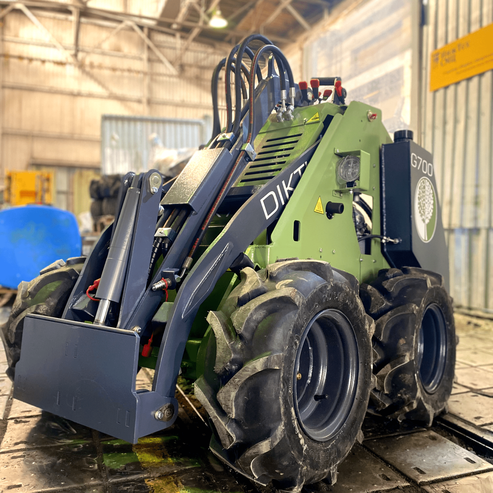 Мини погрузчик. Многофункциональная спецтехника.