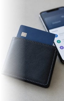 Банковская карта, кошелек и смартфон