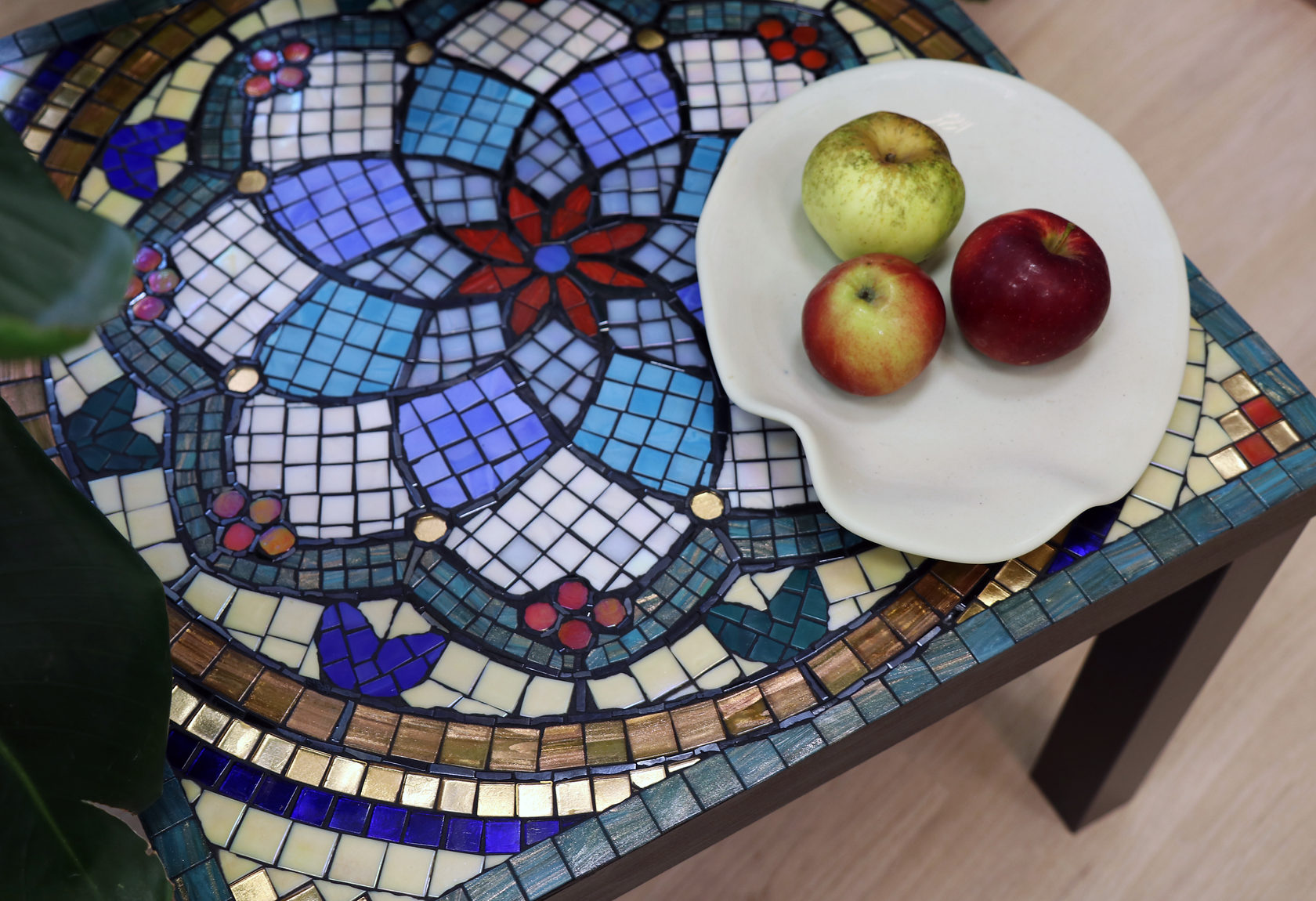 Обеденный стол с мозаичной столешницей