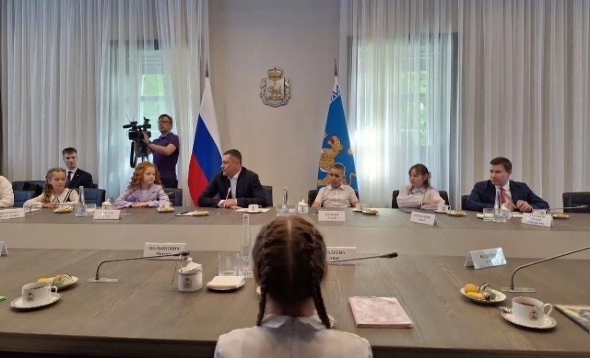 губернатор Псковской области вручает награды отличникам конкурс Губернаторский дневник