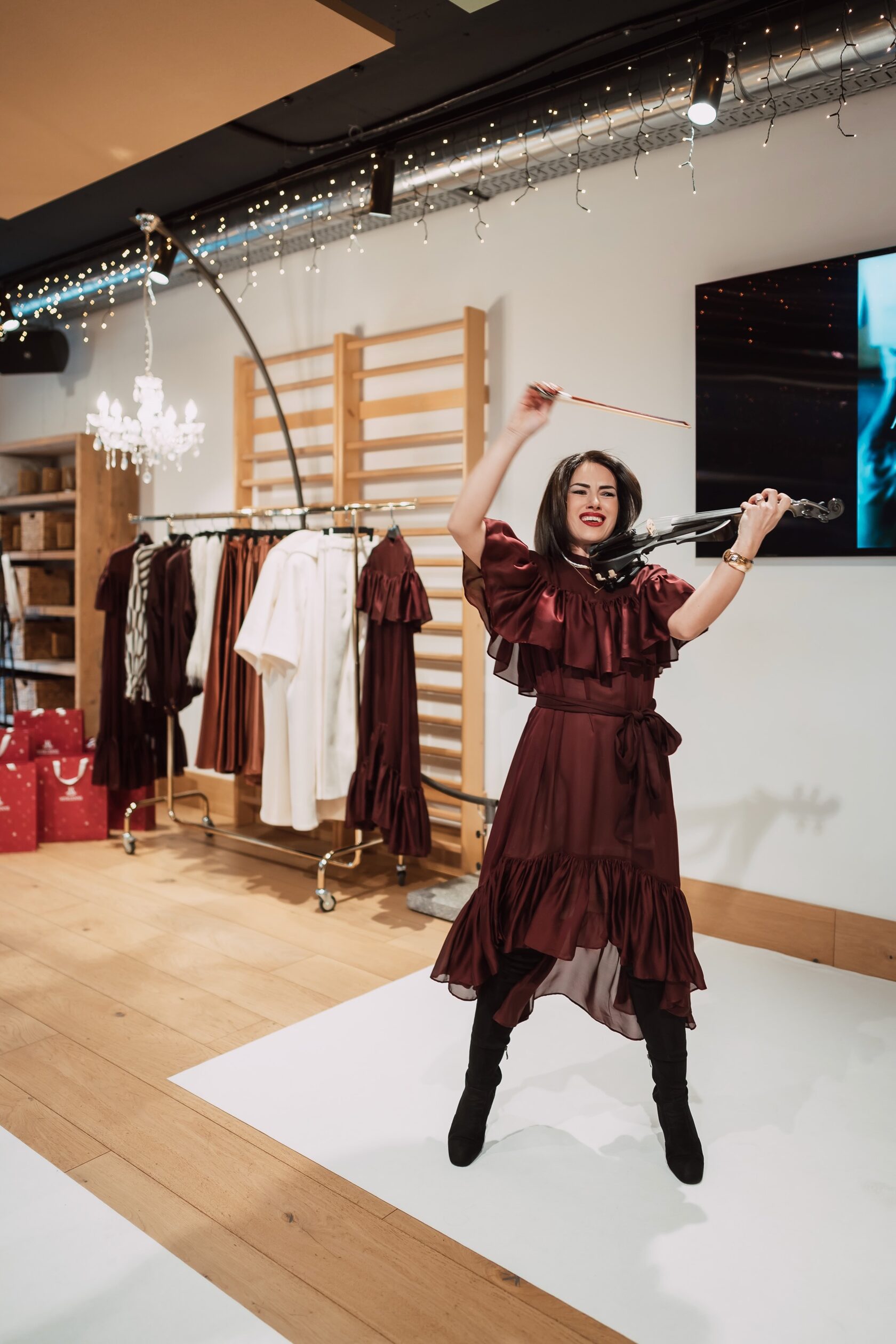 Изпълнение виолончело на Таня Стрингс на събитие на Merlenne