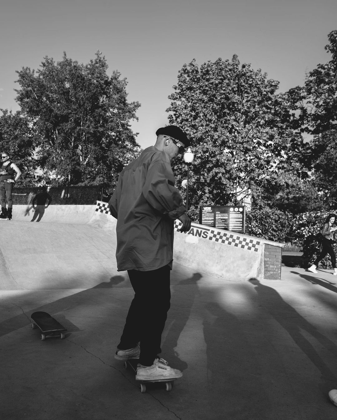 мужчина на скейте в парке